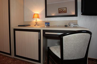 Стол с левосторонним фригобаром 132 см «Next»