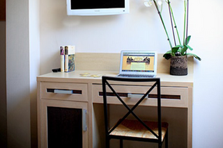 Стол с левосторонней тумбой 132 см «Next»