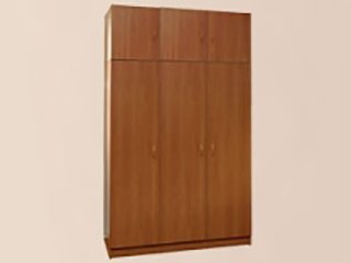 Трехстворчатый шкаф с антресолью для одежды